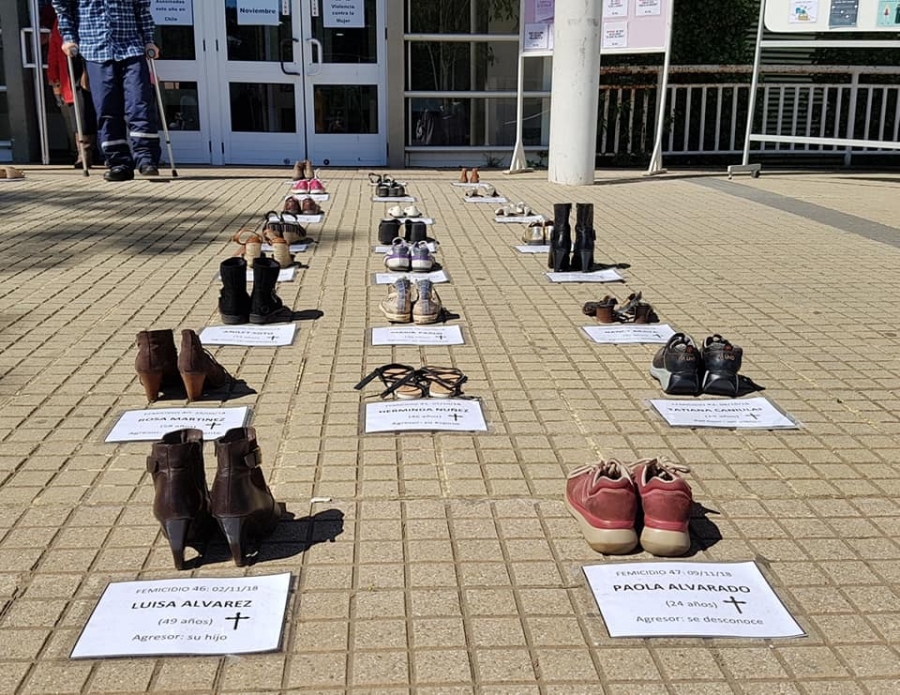 Socias Fenpruss Curanilahue instalan lápidas junto a los zapatos de víctimas reales de femicidios en el Día Internacional de la Eliminación de la Violencia Contra la Mujer en el frontis del Hospital.