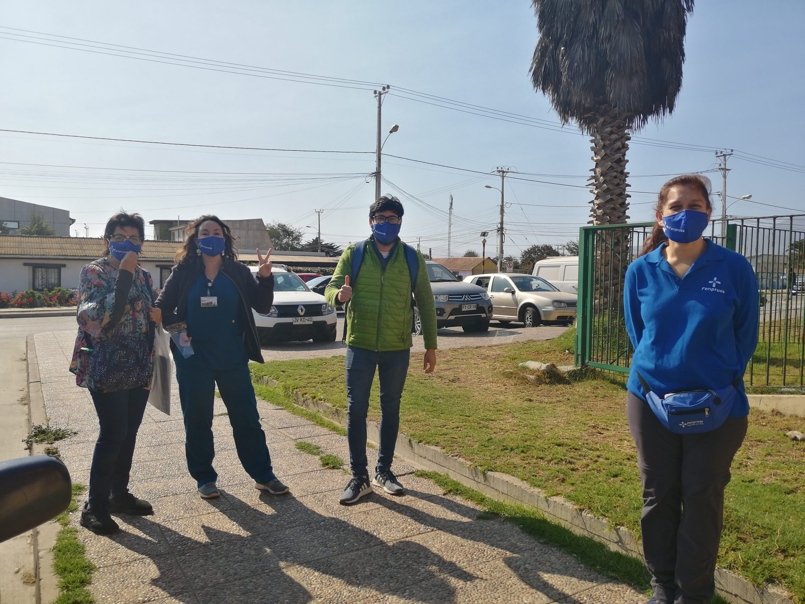 Dirigentes de Hospital Los Vilos hacen entrega de mascarillas de tránsito comunitario a socios y socias