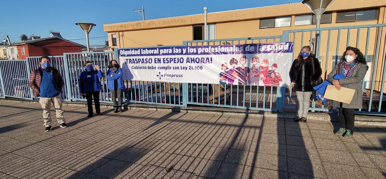 Lienzos y consignas a favor del traspaso en espejo levantaron profesionales de la Coordinación Fenpruss Servicio de Salud Talcahuano