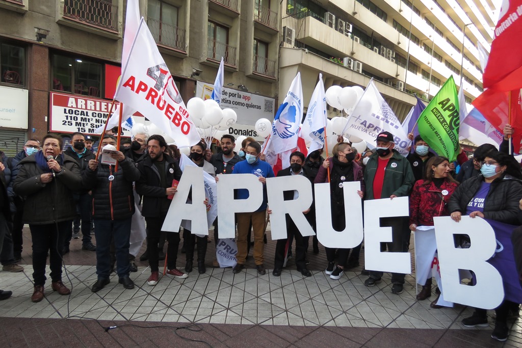 Con un gran banderazo, Fenpruss, junto a organizaciones de la CUT, llama  a votar por el Apruebo en el Paseo Ahumada