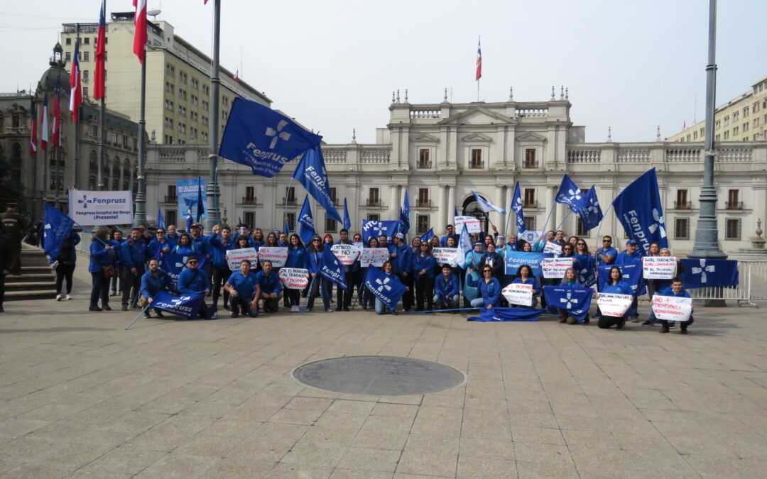 Fenpruss y gremios de la salud protestaron en La Moneda y Hacienda contra despidos masivos