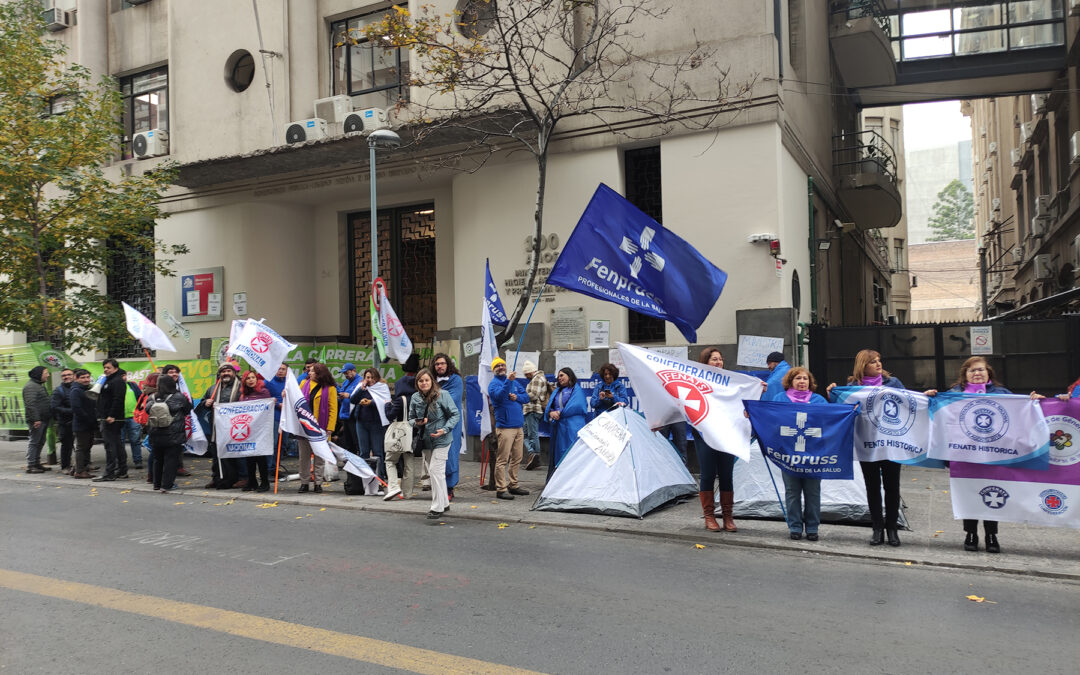 Fenpruss y gremios ocuparon el Minsal exigiendo diálogo y avances sobre carrera funcionaria