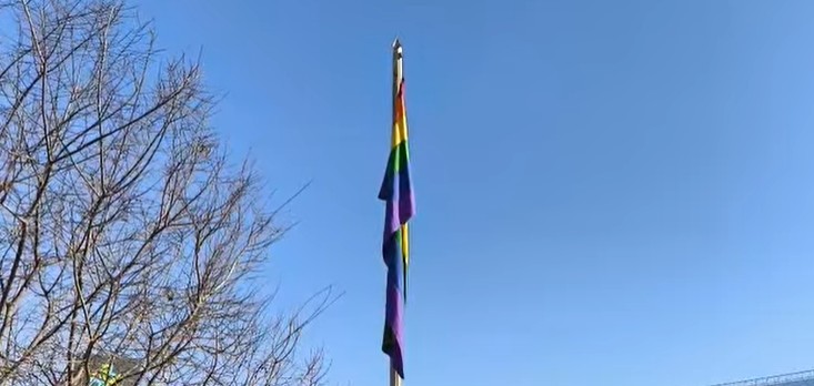 Fenpruss Hospital El Carmen de Maipú participa en izamiento de la bandera del Orgullo